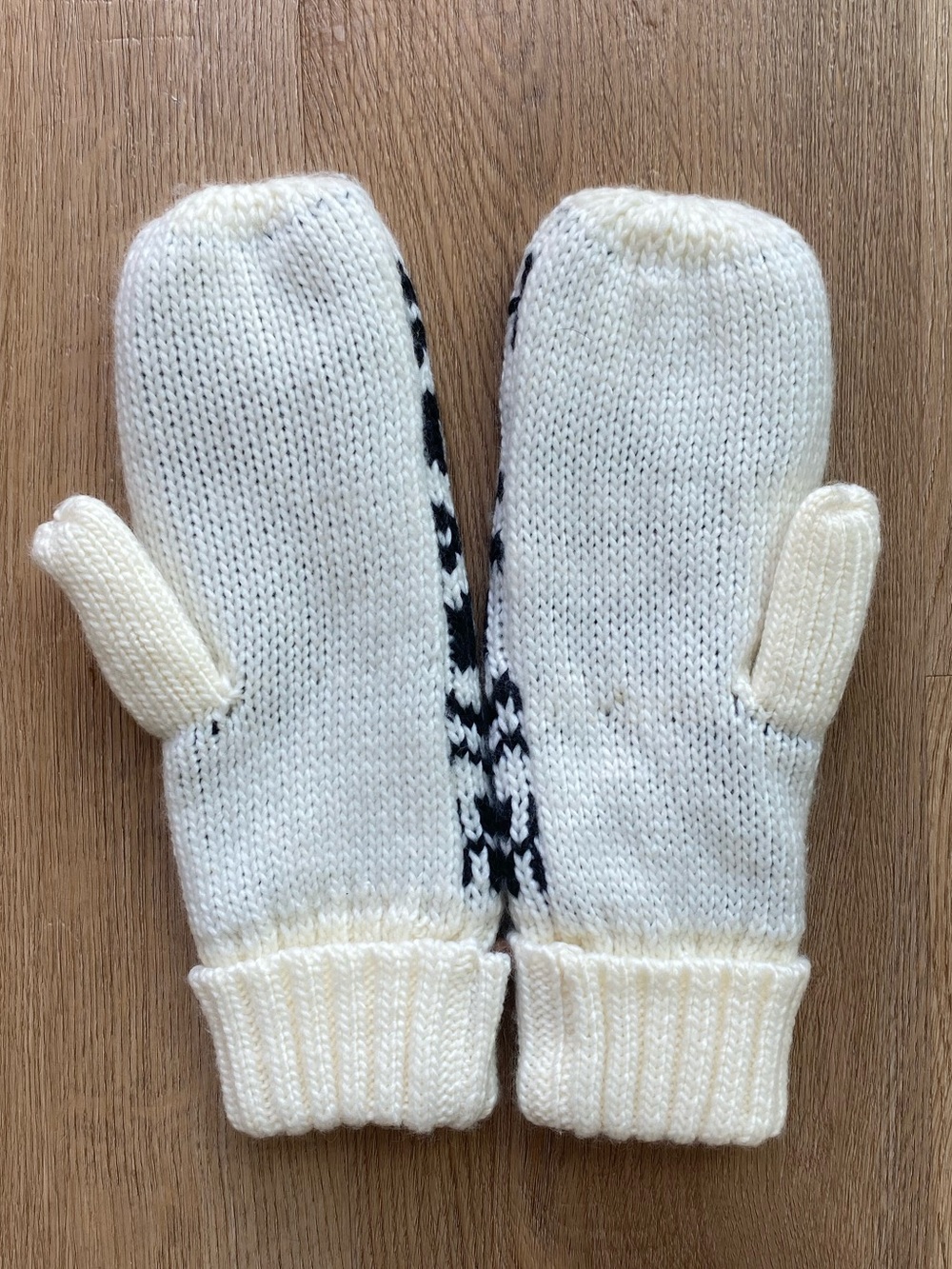 Roots Nordic Acrylic Mittens NWOT - Picture 2 of 4